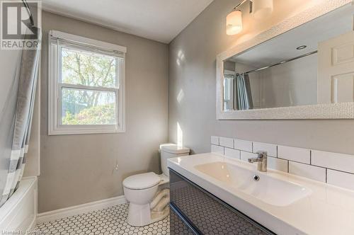 371 Strawberry Crescent, Waterloo, ON - Indoor Photo Showing Bathroom