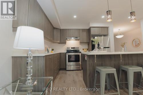 992 Balsam Court, Milton, ON - Indoor Photo Showing Kitchen With Stainless Steel Kitchen With Upgraded Kitchen