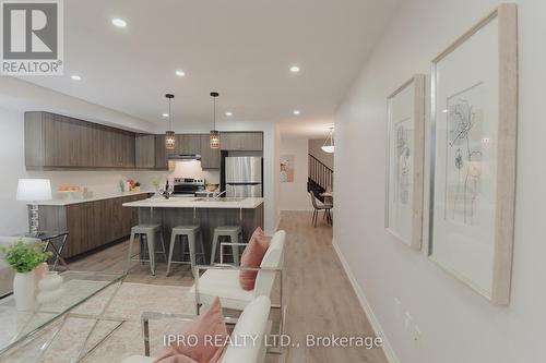 992 Balsam Court, Milton, ON - Indoor Photo Showing Kitchen With Upgraded Kitchen