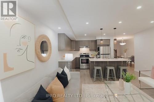 992 Balsam Court, Milton, ON - Indoor Photo Showing Kitchen With Upgraded Kitchen