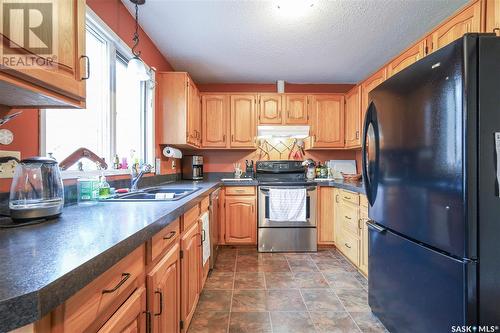 207 Coldspring Rise, Saskatoon, SK - Indoor Photo Showing Kitchen With Double Sink