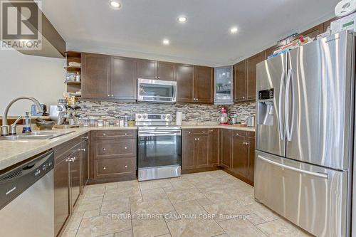 812 Reeves Avenue, London, ON - Indoor Photo Showing Kitchen With Stainless Steel Kitchen With Double Sink With Upgraded Kitchen