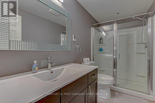 812 Reeves Avenue, London, ON - Indoor Photo Showing Bathroom