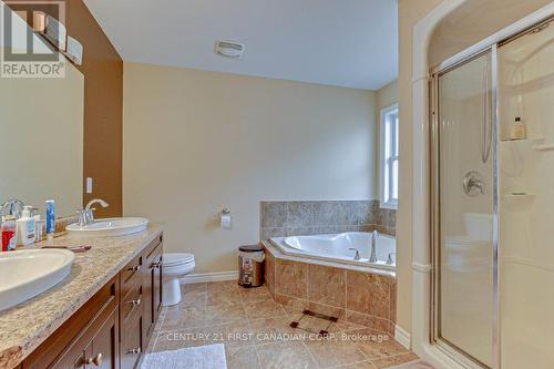 812 Reeves Avenue, London, ON - Indoor Photo Showing Bathroom