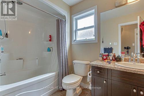 812 Reeves Avenue, London, ON - Indoor Photo Showing Bathroom