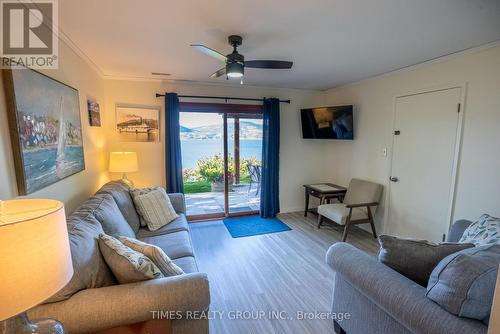 3121 Hayman Road, Naramata, BC - Indoor Photo Showing Living Room