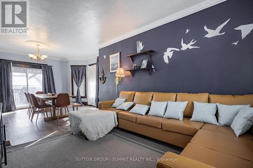 4622 Ferguson Street, Niagara Falls, ON - Indoor Photo Showing Living Room