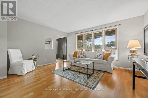 14 Avra Court, Guelph, ON - Indoor Photo Showing Living Room