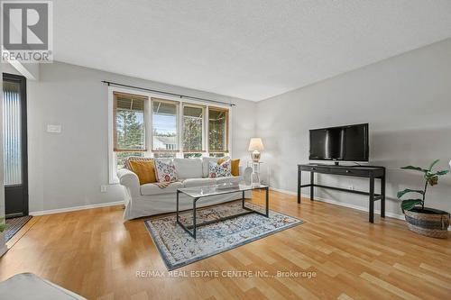 14 Avra Court, Guelph, ON - Indoor Photo Showing Living Room