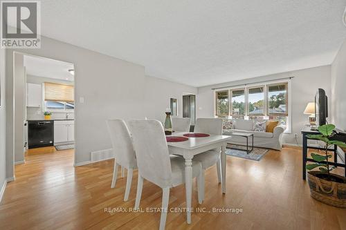 14 Avra Court, Guelph, ON - Indoor Photo Showing Living Room