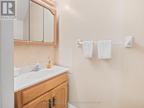 378 Willowood Avenue, Fort Erie, ON - Indoor Photo Showing Bathroom