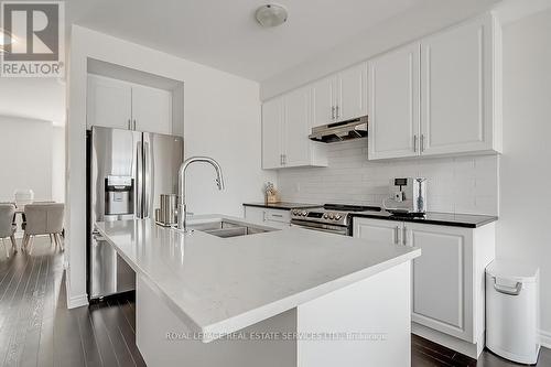 2509 Littlefield Crescent, Oakville, ON - Indoor Photo Showing Kitchen With Stainless Steel Kitchen With Double Sink With Upgraded Kitchen