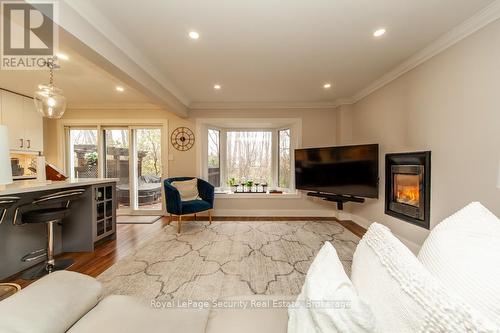 3770 Forest Bluff Crescent, Mississauga, ON - Indoor Photo Showing Living Room With Fireplace