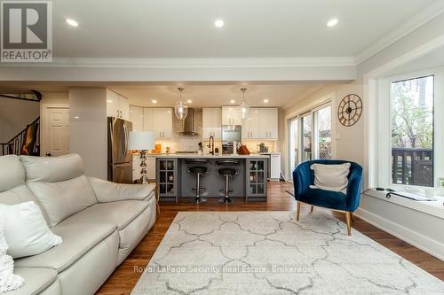 3770 Forest Bluff Crescent, Mississauga, ON - Indoor Photo Showing Living Room