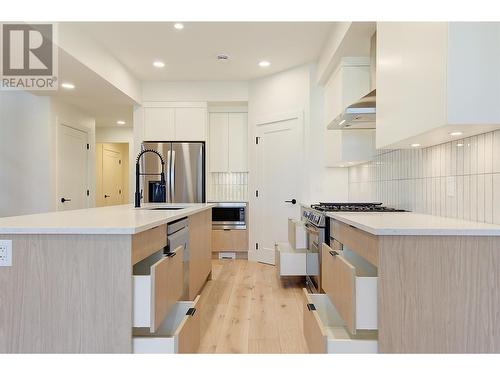 857 Kinnear Court, Kelowna, BC - Indoor Photo Showing Kitchen With Stainless Steel Kitchen With Upgraded Kitchen