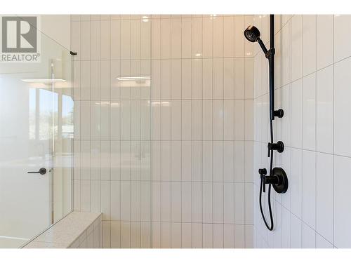 857 Kinnear Court, Kelowna, BC - Indoor Photo Showing Bathroom