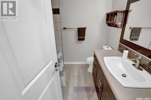 214 Halifax Street N, Regina, SK - Indoor Photo Showing Bathroom