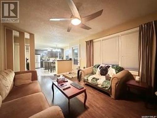 701 4Th Avenue, Raymore, SK - Indoor Photo Showing Living Room