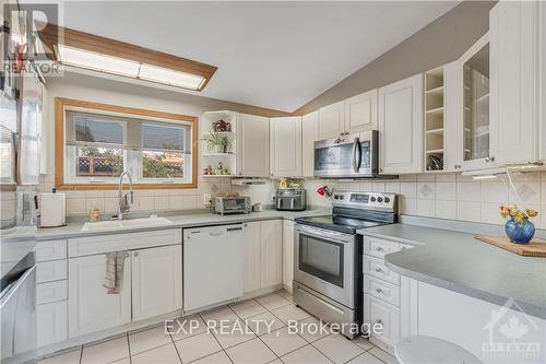 1392 Sault Street, Ottawa, ON - Indoor Photo Showing Kitchen