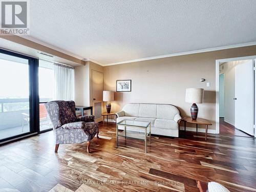 912 - 8111 Yonge Street, Markham, ON - Indoor Photo Showing Living Room