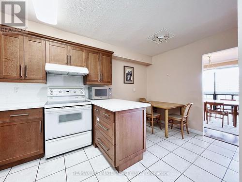 912 - 8111 Yonge Street, Markham, ON - Indoor Photo Showing Kitchen