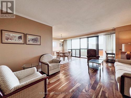 912 - 8111 Yonge Street, Markham, ON - Indoor Photo Showing Living Room