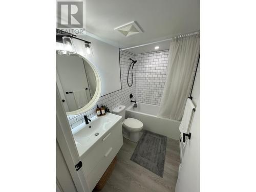 668 75Th Avenue Unit# 2, Grand Forks, BC - Indoor Photo Showing Bathroom