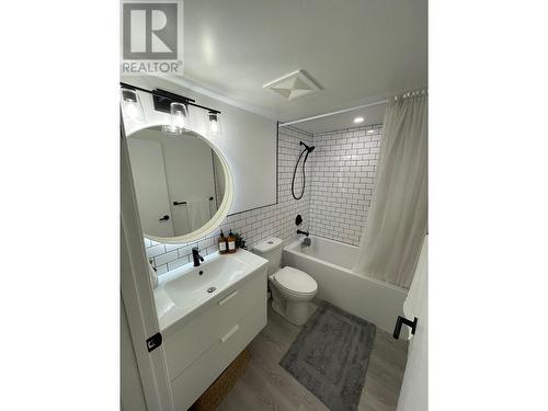 668 75Th Avenue Unit# 2, Grand Forks, BC - Indoor Photo Showing Bathroom