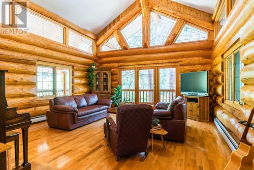 3150 Hanna Creek Road, Warfield, BC - Indoor Photo Showing Living Room