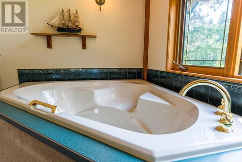 3150 Hanna Creek Road, Warfield, BC - Indoor Photo Showing Bathroom