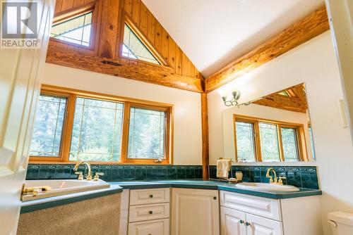 3150 Hanna Creek Road, Warfield, BC - Indoor Photo Showing Bathroom