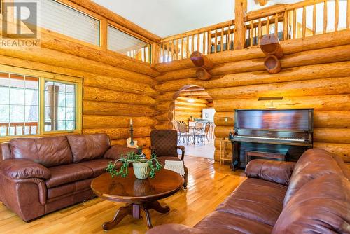 3150 Hanna Creek Road, Warfield, BC - Indoor Photo Showing Living Room