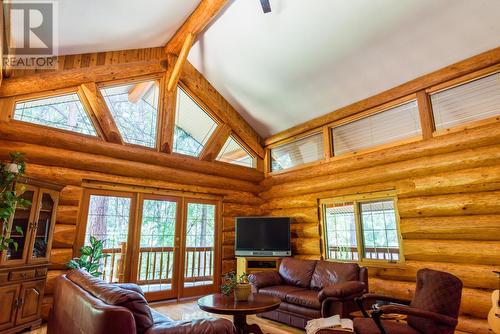 3150 Hanna Creek Road, Warfield, BC - Indoor Photo Showing Living Room