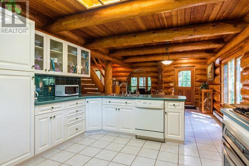 3150 Hanna Creek Road, Warfield, BC - Indoor Photo Showing Kitchen