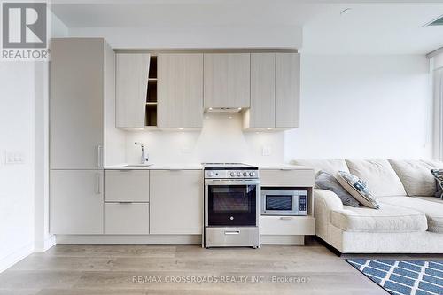 5804 - 3900 Confederation Parkway, Mississauga, ON - Indoor Photo Showing Kitchen