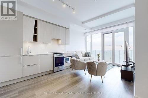 5804 - 3900 Confederation Parkway, Mississauga, ON - Indoor Photo Showing Kitchen