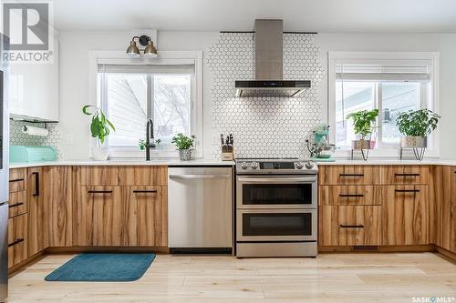 2513 Ewart Avenue, Saskatoon, SK - Indoor Photo Showing Kitchen With Upgraded Kitchen