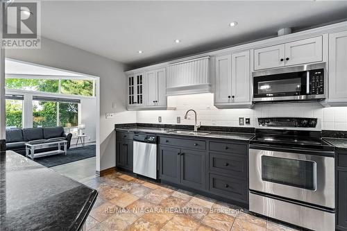 404 Line 2 Road, Niagara-On-The-Lake, ON - Indoor Photo Showing Kitchen