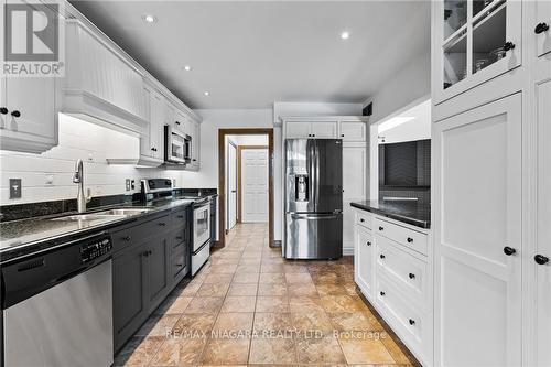 404 Line 2 Road, Niagara-On-The-Lake, ON - Indoor Photo Showing Kitchen With Double Sink