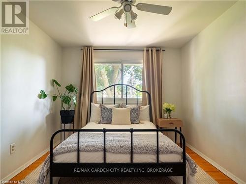 15 Rosemount Avenue, St. Catharines, ON - Indoor Photo Showing Bedroom