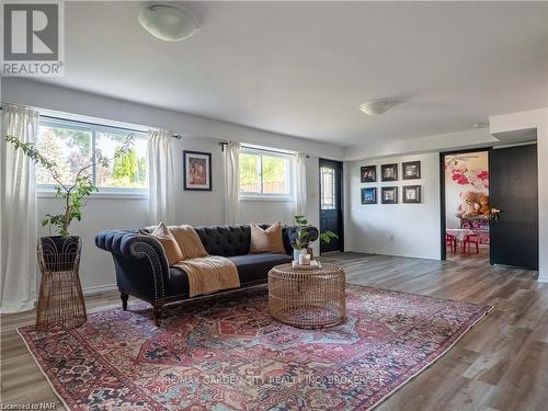 15 Rosemount Avenue, St. Catharines, ON - Indoor Photo Showing Living Room