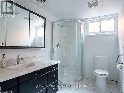 15 Rosemount Avenue, St. Catharines, ON - Indoor Photo Showing Bathroom