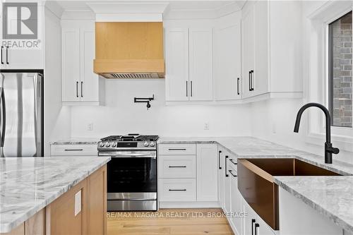 4213 Manson Lane, Lincoln (982 - Beamsville), ON - Indoor Photo Showing Kitchen With Upgraded Kitchen