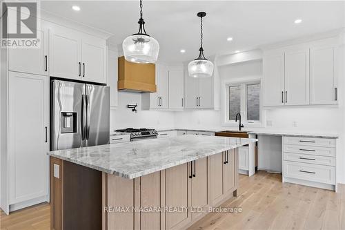 4213 Manson Lane, Lincoln, ON - Indoor Photo Showing Kitchen With Upgraded Kitchen