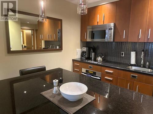 2950 Camozzi Road Unit# 3251, Revelstoke, BC - Indoor Photo Showing Kitchen