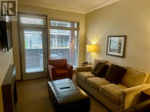 2950 Camozzi Road Unit# 3251, Revelstoke, BC - Indoor Photo Showing Living Room