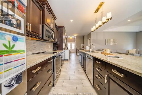 53 Hilton Court, Amherstburg, ON - Indoor Photo Showing Kitchen With Upgraded Kitchen