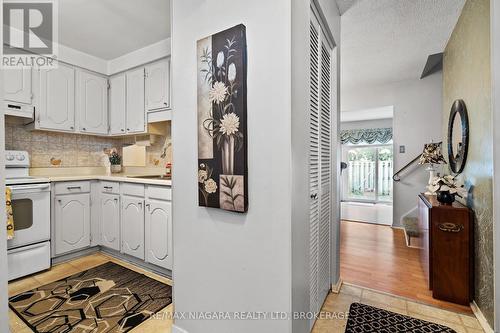 18 - 5815 Swayze Drive, Niagara Falls (205 - Church'S Lane), ON - Indoor Photo Showing Kitchen