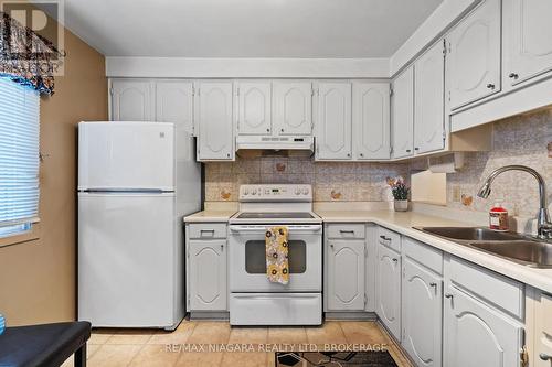 18 - 5815 Swayze Drive, Niagara Falls (205 - Church'S Lane), ON - Indoor Photo Showing Kitchen With Double Sink