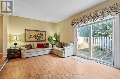 18 - 5815 Swayze Drive, Niagara Falls (205 - Church'S Lane), ON - Indoor Photo Showing Living Room